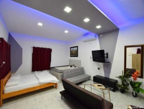 אחוזת%20הסתיו%20-%20בריכה%20מחוממת%20,%20פרזון